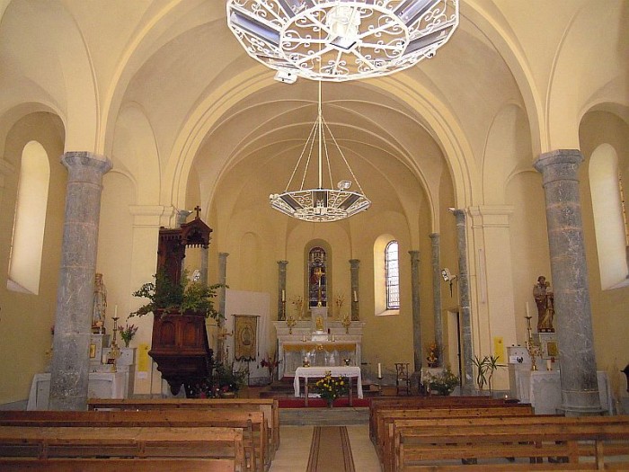 Interieur-de-l-eglise-des-Borels.jpg