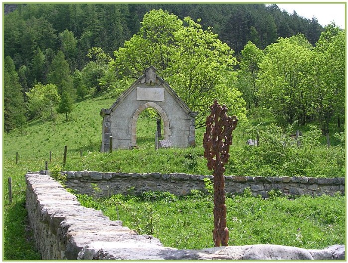 chapelle-memorial-Chaudun.jpg